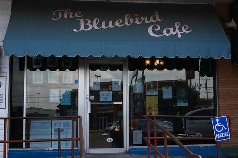 Apa yang Benar-Benar Ingin Dibalik Layar di Kafe Bluebird
