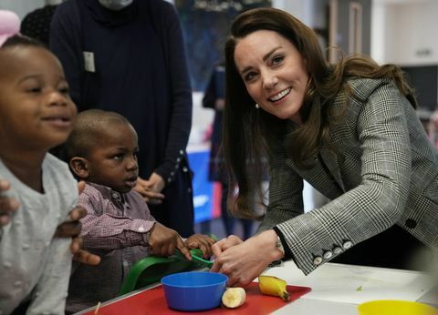 london, england februari 08 catherine, duchess of cambridge berinteraksi dengan anak-anak selama lokakarya memasak di pact orang tua dan anak-anak bersama di southwark pada 8 februari 2022 di london, inggris bangsawan akan bertemu dengan sukarelawan dan peserta dari pakta southwarks mingguan mumspace group, yang menyediakan ruang yang ramah bagi orang tua setempat untuk mendiskusikan masalah yang relevan dan mengatasi setiap tantangan yang mereka hadapi photo by alastair grant wpa poolgetty gambar-gambar