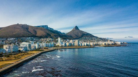 Garis pantai Cape dengan Signal Hill, Lion's Head dan Table Mountain.