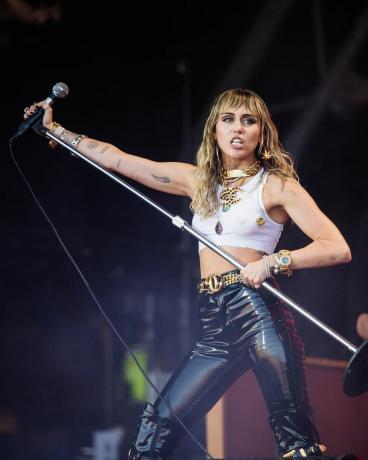 miley cyrus tampil di festival glastonbury 2019