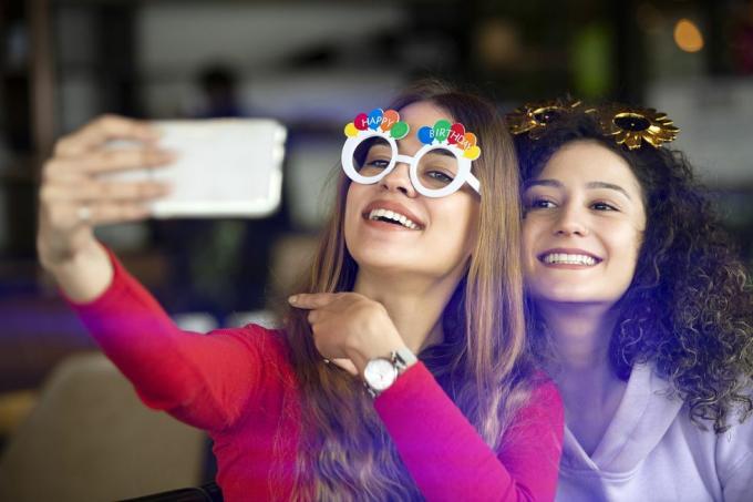 gadis-gadis lucu berfoto selfie di perayaan ulang tahun