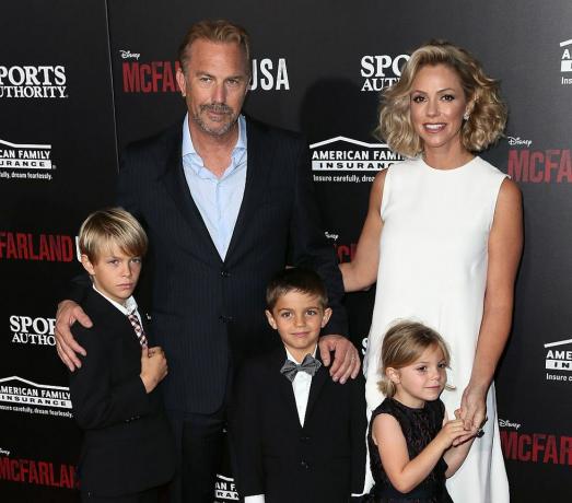 hollywood, ca februari 09 aktor kevin costner, istri christine baumgartner dan anak-anak menghadiri pemutaran perdana disney mcfarland, usa di teater el capitan pada 9 februari 2015 di hollywood, california foto oleh david livingstongetty gambar-gambar