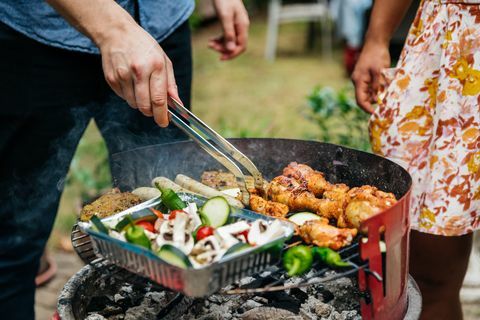 Close Up Of man Memasak Makanan Pada BBQ