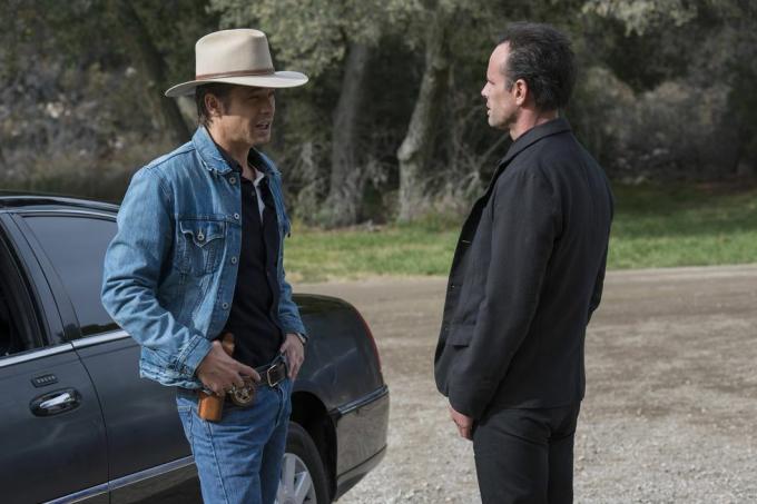 timothy olyphant sebagai wakil kami marshal raylan diberikan, walton goggins sebagai boyd crowder berbicara di samping mobil di luar