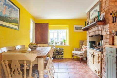 lavender cottage interior pedesaan yang terinspirasi dapur