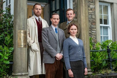 kiri atas siegfried farnon samuel west, kanan atas tristan farnon callum woodhouse, tengah james herriot nicholas ralph, bawah mrs hall anna madeley