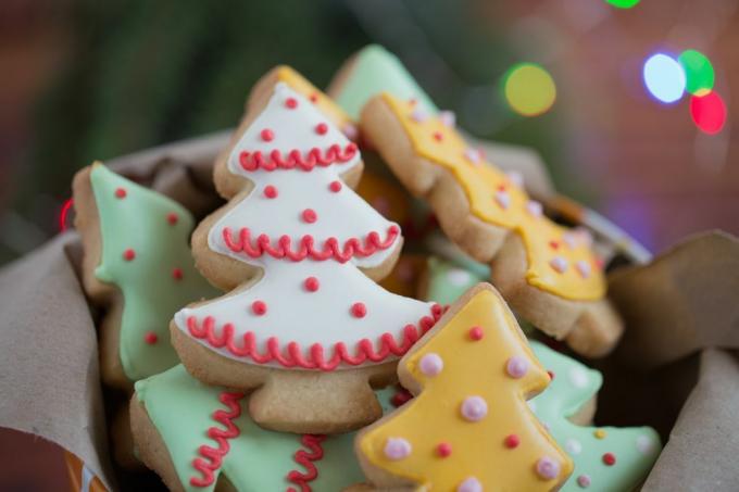 kaleng kue pohon natal gula es berwarna hijau putih dan emas