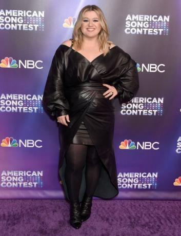 gaun kulit kontes lagu amerika kelly clarkson