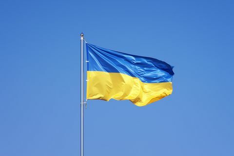 bendera ukraina di latar belakang langit biru