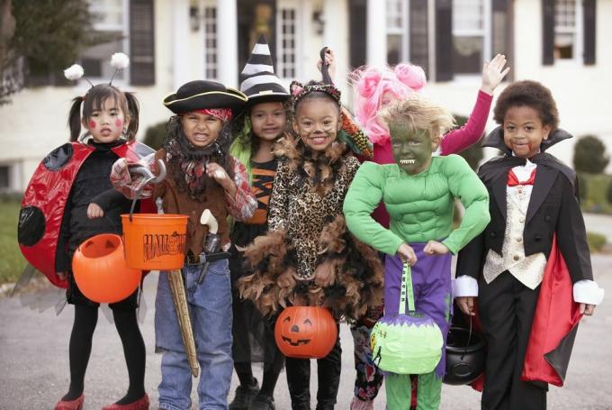 beragam kelompok anak-anak dengan kostum musim gugur dan kostum halloween