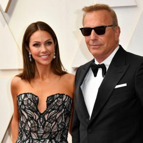 kevin costner dan istrinya di oscar ke-94