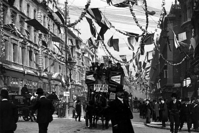 Juni 1902 dekorasi untuk penobatan Edward VII di Queen Victoria Street, London Foto oleh London Stereoscopic Companyhulton Archivegetty Images