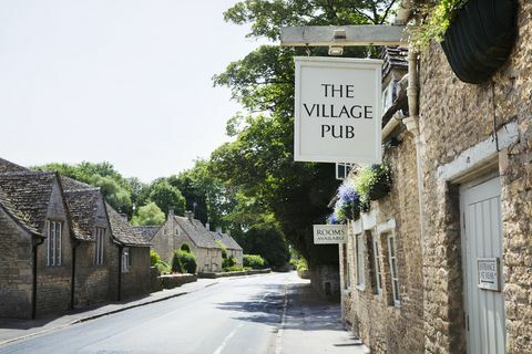 tampilan luar pub desa dengan tanda iklan kamar yang tersedia
