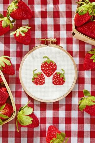 stroberi pola cross stitch gratis