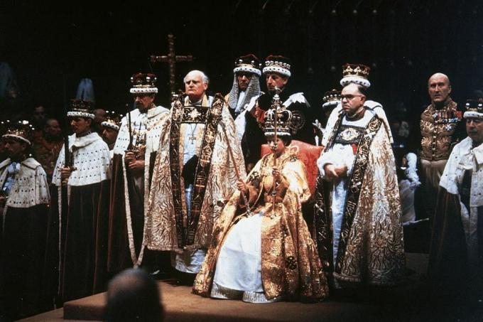 ratu elizabeth ii setelah upacara penobatannya di biara westminster, london foto oleh hulton archivegetty images