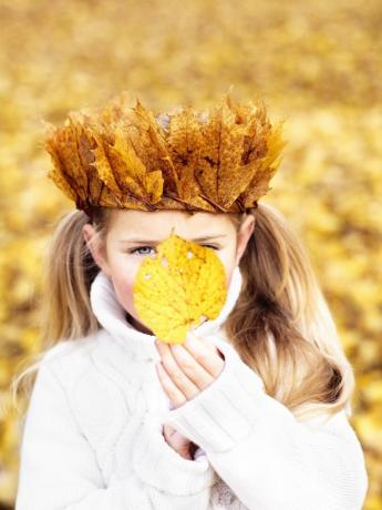 gadis dengan mahkota yang terbuat dari daun musim gugur
