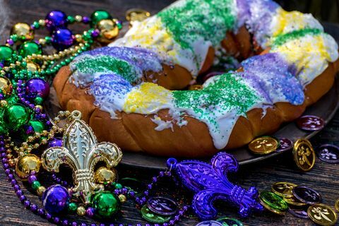 kue raja dikelilingi oleh dekorasi mardi gras