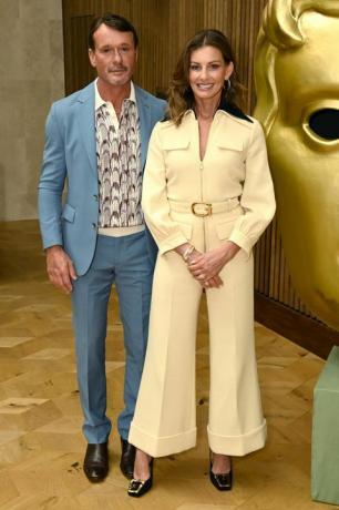 london, england 20 Juni tim mcgraw dan Faith Hill dari mtv ent studios101 studios selama kunjungan ke markas besar bafta untuk merayakan peluncuran paramount uk di bafta pada 20 Juni 2022 di london, england foto oleh dave j hogangetty gambar-gambar