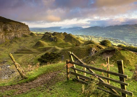 Tambang yang ditinggalkan di lereng curam Llangattock di Black Mountains dekat Crickhowell, di taman nasional Brecon Beacons, Wales