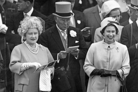 Ibu Suri dan Ratu Elizabeth II di arena balap Epsom, Mei 1963