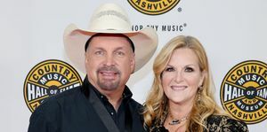 nashville, tennessee 16 oktober garth brooks dan trisha yearwood menghadiri upacara medali kelas 2022 di aula musik country ketenaran dan museum pada 16 oktober 2022 di nashville, foto tennessee oleh jason kempingetty gambar untuk musik country hall of fame dan museum