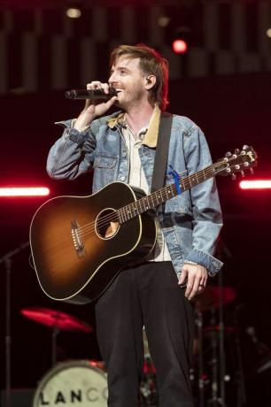 nashville, tennessee 10 Juni brandon lancaster of lanco tampil selama cma fest 2022 di ascend amphitheater pada 10 Juni 2022 di nashville, tennessee foto oleh erika goldringgetty images