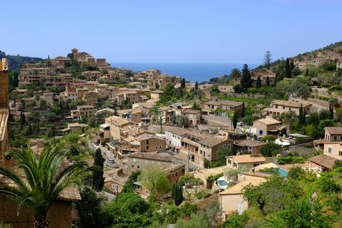 pemandangan kota di hari yang cerah, deia, mallorca