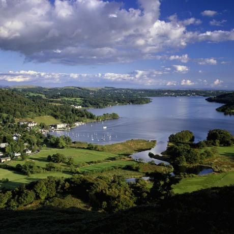 pemandangan danau windermere dan teluk waterhead di ambleside di taman nasional distrik danau