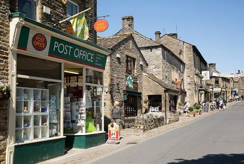 jalan utama yang sibuk di grassington, taman nasional yorkshire dales, england, uk foto oleh geografi photosuniversal images group via getty images