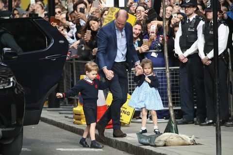 Duke dan Duchess of Cambridge telah meninggalkan rumah sakit dengan putra baru mereka