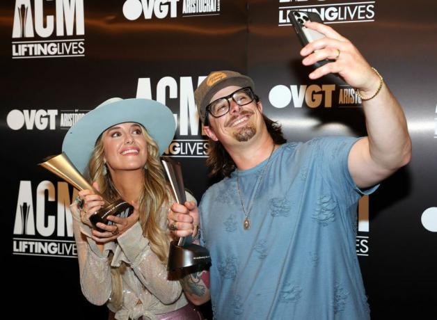 the colony, texas may 10 lainey wilson dan hardy berpose untuk selfie dengan penghargaan acm yang mereka berikan pada konferensi pers setelah penampilan mereka at the 2023 acm lifting live topgolf tee off and rock on fundraiser at topgolf on may 10, 2023 in the colony, texas foto oleh richard rodriguezgetty gambar-gambar