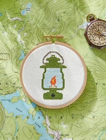  juli-agustus-cross-stitch-lantern-country-living 