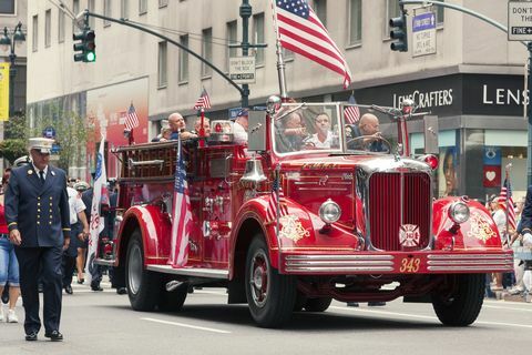 parade hari buruh di manhattan dengan truk pemadam kebakaran merah
