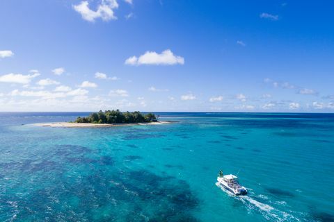 Tiba dengan perahu di pulau pribadi Nanuka di Fiji 