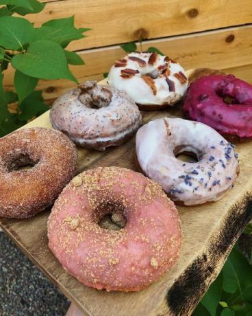 donat huckleberry di dapur penginapan rumah pertanian di bandeng, bandeng, montana