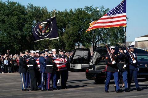 Upacara Keberangkatan Diadakan Sebagai Tubuh Presiden Bush Terbang ke Washington DC