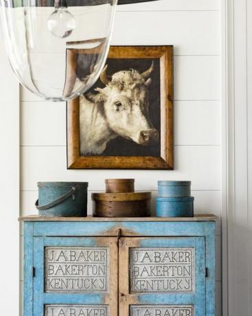 brankas pai timah berlubang antik berwarna biru dan lukisan sapi