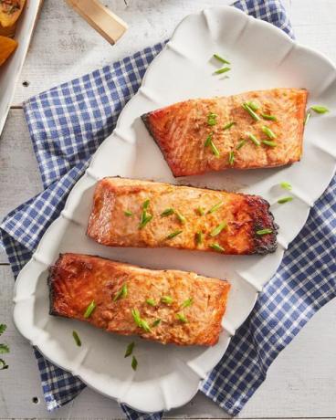 salmon yang diasinkan miso dengan sayuran akar panggang