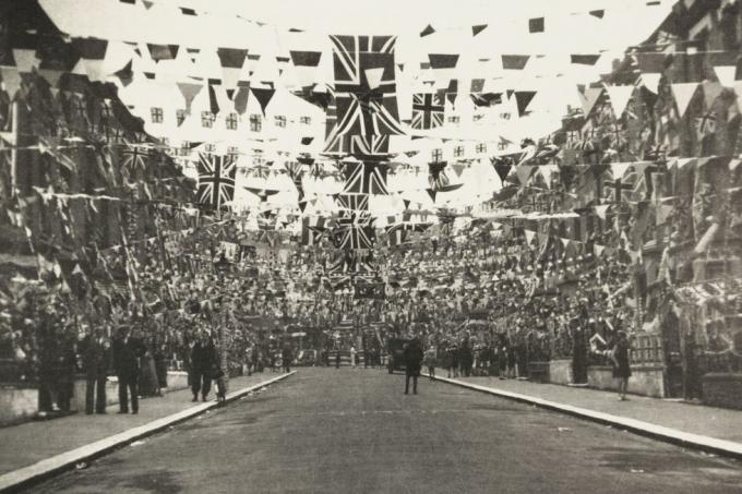 Inggris 11 Desember foto dekorasi di catherine road, tottenham, london, diambil oleh fotografer tak dikenal pada bulan Mei 1937 jalan tersebut telah telah didekorasi untuk merayakan penobatan raja george vi foto ini berasal dari album yang disusun oleh kodak terbatas untuk mencatat penobatan raja george vi 1895 1952 dan ratu elizabeth 1900 2002 pada 12 Mei 1937 george vi adalah putra kedua george v dan mary of teck pada tahun 1923 ia menikahi wanita elizabeth bowes lyon, yang memberinya dua putri, elizabeth ratu elizabeth ii dan margaret dia meninggal karena kanker pada 6 Februari 1952 foto oleh ssplgetty gambar-gambar