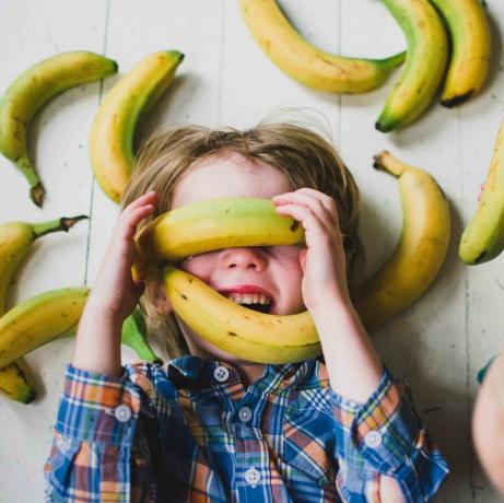 Anak-anak (2-3, 4-5) dilumuri pisang