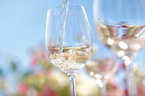 Anggur putih musim panas dalam gelas di hari yang cerah