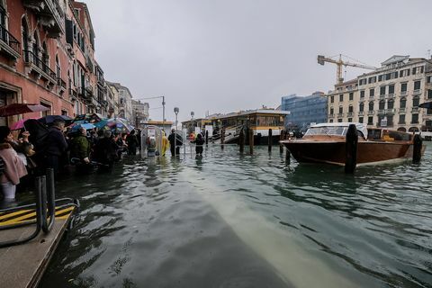 Pasang Tinggi Meningkatkan Level Air Di Venesia