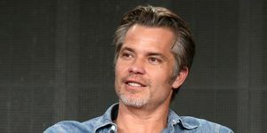 timothy olyphant berbicara di atas panggung selama panel 'dibenarkan', tur pers asosiasi kritikus televisi januari 2015 di pasadena