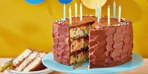 kue ulang tahun confetti klasik dengan krim mentega coklat