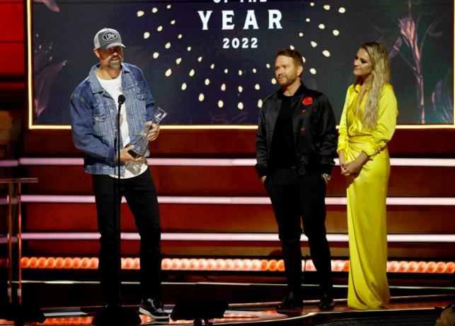 nashville, tennessee 12 oktober dalam foto ini dirilis pada 14 oktober 2022, walker hayes, shane mcanally dan kelsea ballerini berbicara di atas panggung selama artis tahun ini tahun 2022 cmt di pusat simfoni schermerhorn pada 12 oktober 2022 di nashville, tennessee foto oleh jason kempingetty images for cmt