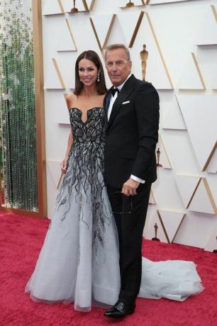 kevin costner dan istrinya di oscar ke-94