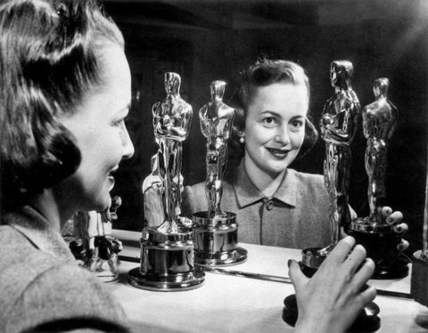 olivia de havilland dengan dua Oscar pertamanya