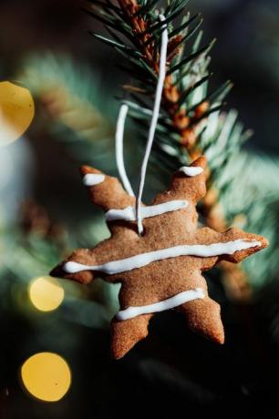 kue tergantung di pohon natal