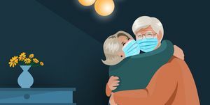 pasangan senior berpelukan bersama setelah karantina selama pandemi covid 19 menunjukkan para lansia mengenakan masker pelindung untuk melindungi diri mereka dari virus corona dalam konsep kehidupan normal baru
