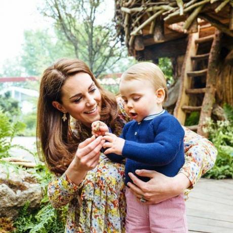 kate middleton memberikan tur pribadi pangeran george, putri charlotte dan pangeran louise kembali ke taman alam